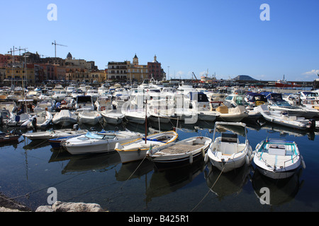 Ein Blick auf die Boote Pozzuoli harbour im Süden Italiens. Stockfoto