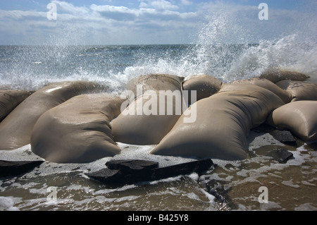 Massive Sandsäcken versucht die vordringenden Flut in Ocean Isle Beach NC zurückzuhalten, wo das Meer Land Häuser zurückgefordert hat und ein Stockfoto