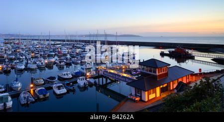 Götterdämmerung am Hafen der kleinen Stadt von Brixham auf der South Devon Küste Stockfoto