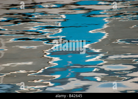 graue und blaue Spiegelungen im Wasser. Stockfoto