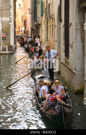 Nehmen eine Gondelfahrt durch schmale Kanäle in Venedig Stockfoto