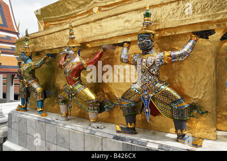 Drei heftige Figuren von Fabelwesen auf Tempel Stockfoto