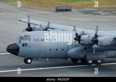 Militärische Ladung Flugzeug c-130 Hercules Landung auf Elmendorf Air Force Base in Anchorage, Alaska, USA Stockfoto