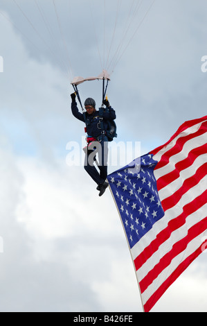 Fallschirmspringer fliegen mit USA Flagge - Arctic Thunder Airshow 2008 - Anchorage - Alaska - USA Stockfoto