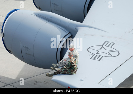 US-Soldaten sitzen auf Flügel des KC-135 Stratotanker Flügel während einer Air Show, Elmendorf Air Force AFB, Anchorage, Alaska, Usa Stockfoto