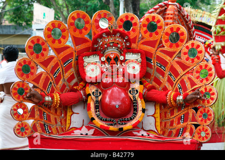 Theyyam (Theyyattam oder Thira) - eine Kunstform von Kerala, Indien Stockfoto