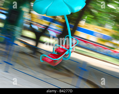 Leere Sitze Karussell drehte sich rund um, Bewegungsunschärfe Stockfoto