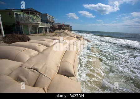 Massive Sandsäcken versucht die vordringenden Flut in Ocean Isle Beach NC zurückzuhalten wo das Meer Land zurückgefordert hat Stockfoto