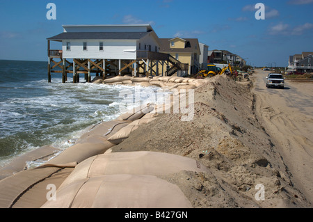 Massive Sandsäcken versucht die vordringenden Flut in Ocean Isle Beach NC zurückzuhalten wo das Meer Land zurückgefordert hat Stockfoto