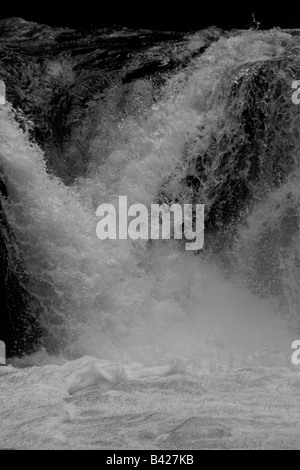 Der Fluß Brathay Absturz über Skelwith Kraft, in der Nähe von Skelwith Brücke, Lake District, Cumbria in schwarz / weiß Stockfoto