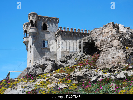 Maurische Gebäude auf steinigen Hügel moosbewachsenen gegen blauen Himmel, Burg von Guzman el Bueno Stockfoto
