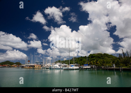 Yachten vor Anker in Jolly Harbour Antigua Stockfoto