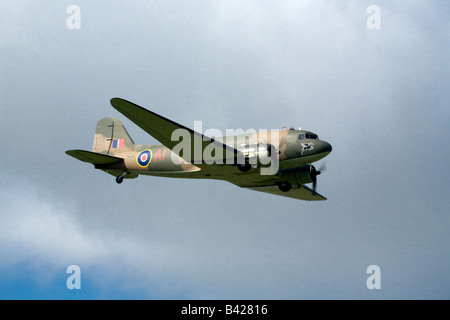 WWII RAF Douglas Dakota (Skytrain) fliegt über die Schlacht Re-enactment am Flugplatz Spanhoe, Northamptonshire Sept. 2008 Stockfoto