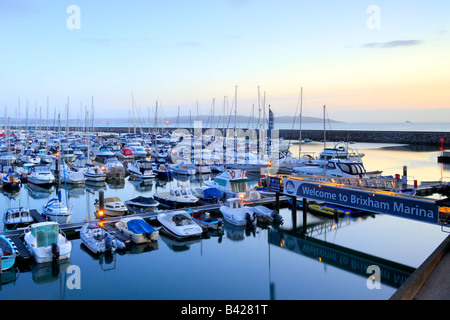 Götterdämmerung am Hafen der kleinen Stadt von Brixham auf der South Devon Küste Stockfoto