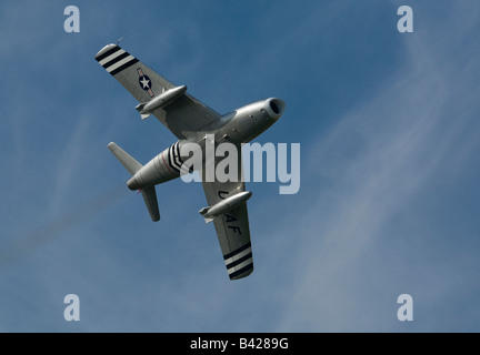 North American Jet Fighter F86 Sabre fliegt hoch über eine Nachstellung der Schlacht am Spanhoe Flugplatz, Northamptonshire Sept 2008 Stockfoto