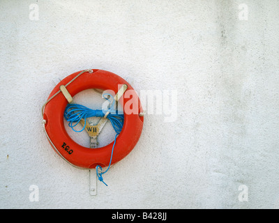 Rettungsring rot auf einer weißen Wand hängen Stockfoto