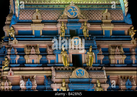 Indische Gopuram Ashram Tempelarchitektur nachts im Süden indischen Stadt von Puttaparthi. Andhra Pradesh, Indien Stockfoto