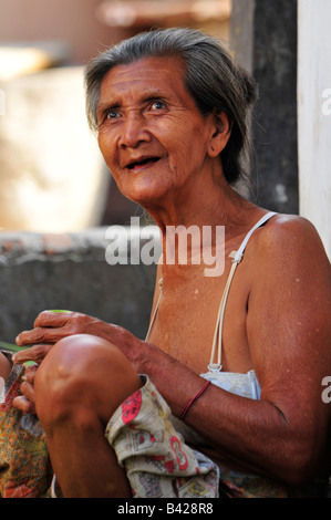 Bali Aga Dorfleben, glückliche alte Dame, Bali Aga Dorfleben, Semberan, Nordbali, Indonesien Stockfoto