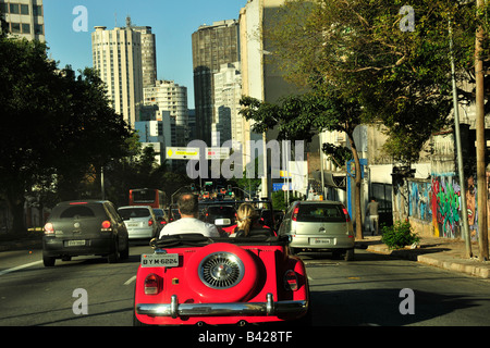 Rotes Auto an Consolacao Avenue der Innenstadt von Sao Paulo Brasilien Stockfoto