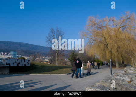 Menschen Flanieren entlang der Uferpromenade Neuenburg an einem klaren knackig Wintertag Stockfoto