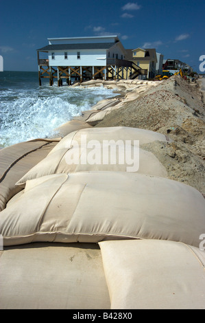 Massive Sandsäcken versucht die vordringenden Flut in Ocean Isle Beach NC zurückzuhalten wo das Meer Land zurückgefordert hat Stockfoto