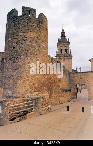 Verteidigungsmauern Kathedrale Turm Passage in El Burgo de Osma Castilla Leon Spanien Stockfoto