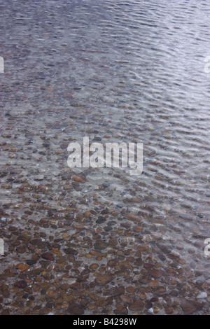 Steinen unter Meerwasser mit eine transparente Sicht auf einen verglasten und wellige Meerblick Stockfoto