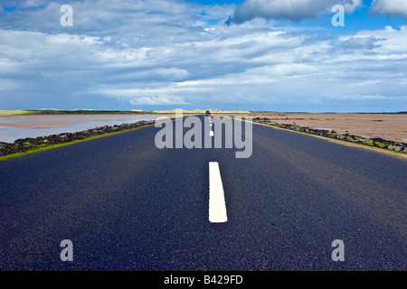 Eine lange gerade Straße erstreckt sich auf die heilige Insel Causeway Northumberland Großbritannien Großbritannien 2008 Stockfoto