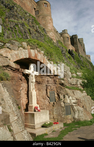 Das Dorf von Bamburgh, England. Bamburgh Castle Zinnen und Kriegerdenkmal an der Küste von Northumberland. Stockfoto