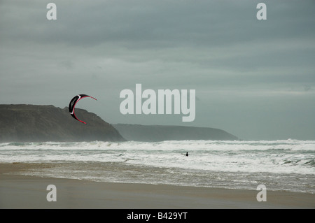 Ein Para-Surfer am Strand von Perranporth Cornwall im Dezember Stockfoto