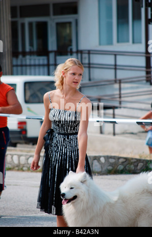 Eine blonde junge Frau und ihrem Samojeden Hund Stockfoto