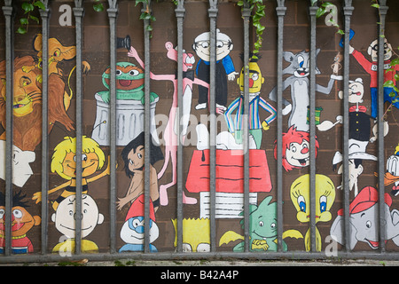 Comic-Figuren, gemalt auf einem Wandgemälde in Berlin Deutschland Stockfoto