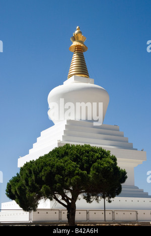 Benalmadena Pueblo Costa del Sol Malaga Provinz Spanien die Erleuchtung Stupa Stockfoto