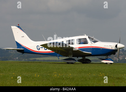 Piper Pa-28 Cherokee Archer allgemeine Luftfahrt leichte touring Flugzeuge und Trainer auf Rasen-Flugplatz Stockfoto