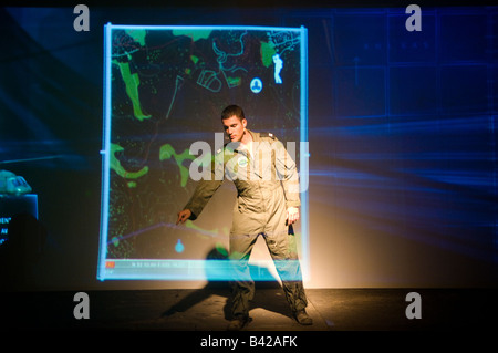 Ein israelischer Pilot präsentiert auf einer Militärausstellung in Holon Israel moderne virtuelle Cockpit-Technologie Stockfoto
