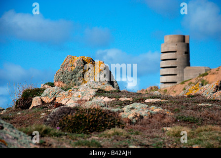 WW2 deutsche Aussichtsturm auf Jersey Nordküste mit Flechten bedeckt Felsen Stockfoto