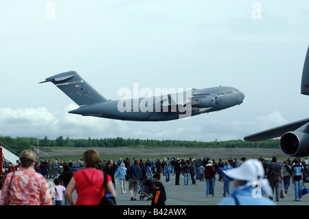 Boeing c-17 Globemaster III militärische Transportflugzeug ausziehen während Flugshow, Elmendorf Air Force base, Anchorage, Alaska, Usa Stockfoto