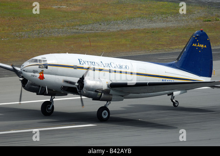 Altes Flugzeug Curtiss C-46 Commando Landung während der Arctic Thunder Airshow 2008 - Anchorage - Alaska-USA Stockfoto