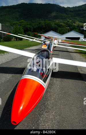 Ein Duo Discus Segelflugzeug bereit, ausziehen auf einem französischen Flugplatz in französische Savoyer Alpen - Frankreich Stockfoto