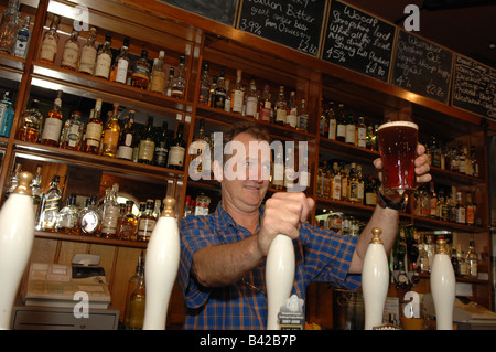 Barmann nach dem Ziehen eines Pint real ale Stockfoto