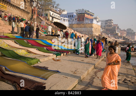 Indisch-hinduistischen Frauen auf den Mann Mandir Ghat in der Stadt von Varanasi, Indien. Stockfoto