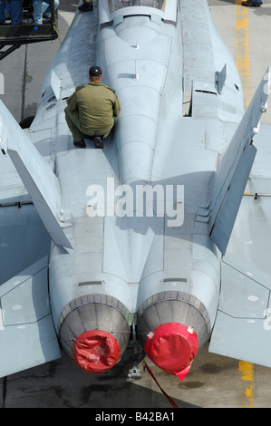 Mechaniker, die Inspektion Rumpf der amerikanischen Kampfjet f-18 Hornet, Elmendorf Air Force base AFB, Anchorage, Alaska, Usa Stockfoto