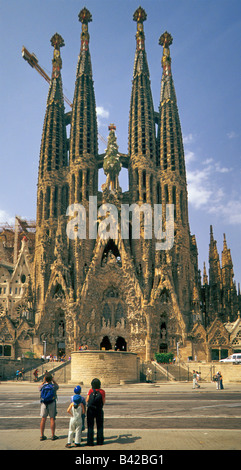 Touristen fotografieren Sagrada Familia Krippe Fassade entworfen von Antoni Gaudi in Barcelona Spanien Stockfoto