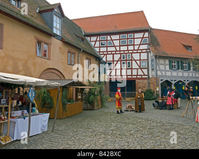 Ständen für den Verkauf Weihnachtsartikel im Schlosspark mit Rittern spielt für das Mittelalter Zeit Büdingen Hesse Stockfoto