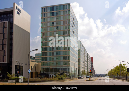 TheHub:MK halbhoch Wohnungen und der Jury Inn Hotel Central Milton Keynes Buckinghamshire Stockfoto
