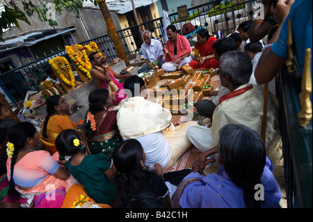 Hindus, die Durchführung von Puja an einem Altar / Schrein in der Stadt Puttaparthi, Puttaparthi, Andhra Pradesh, Indien Stockfoto