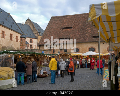 Ständen für den Verkauf Weihnachtsartikel und traditionelle Küche in der Weihnachtszeit auf dem Marktplatz von Büdingen Hessen Deutschland Stockfoto