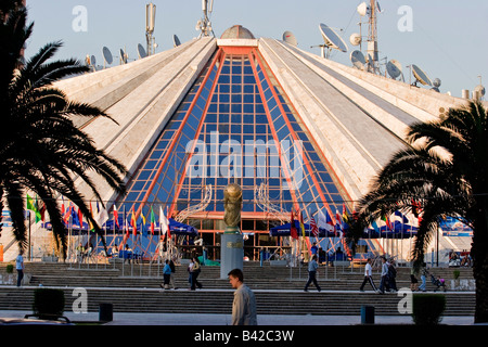 Pyramide im Zentrum von Tirana, ehemals ein Enver Hoxha-Museum, Albanien Stockfoto