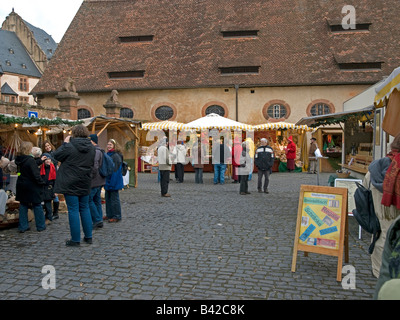 Ständen für den Verkauf Weihnachtsartikel und traditionelle Küche in der Weihnachtszeit auf dem Marktplatz von Büdingen Hessen Deutschland Stockfoto