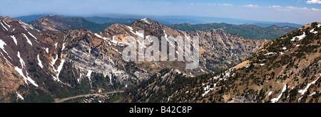 Wasatch Berge in Utah im Frühsommer. Patch-Schnee, Pinien und Wald. Panorama. Stockfoto